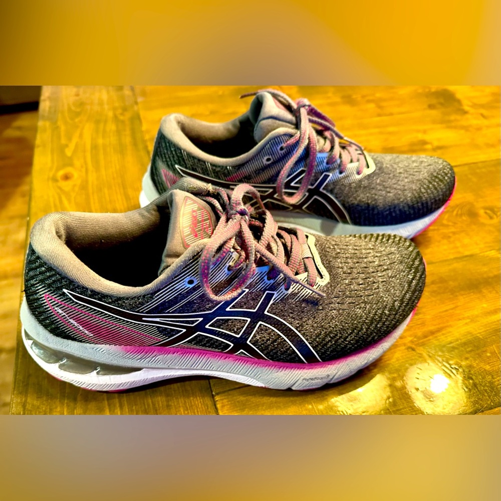 Wome ASICS size 8